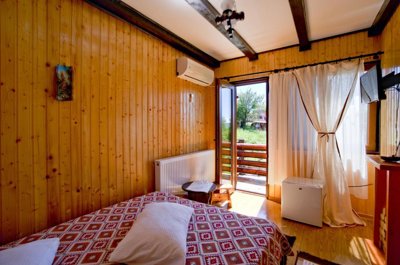 Hotel Pensiunea La Maria Lu' Sandoiu à Poenari Extérieur photo