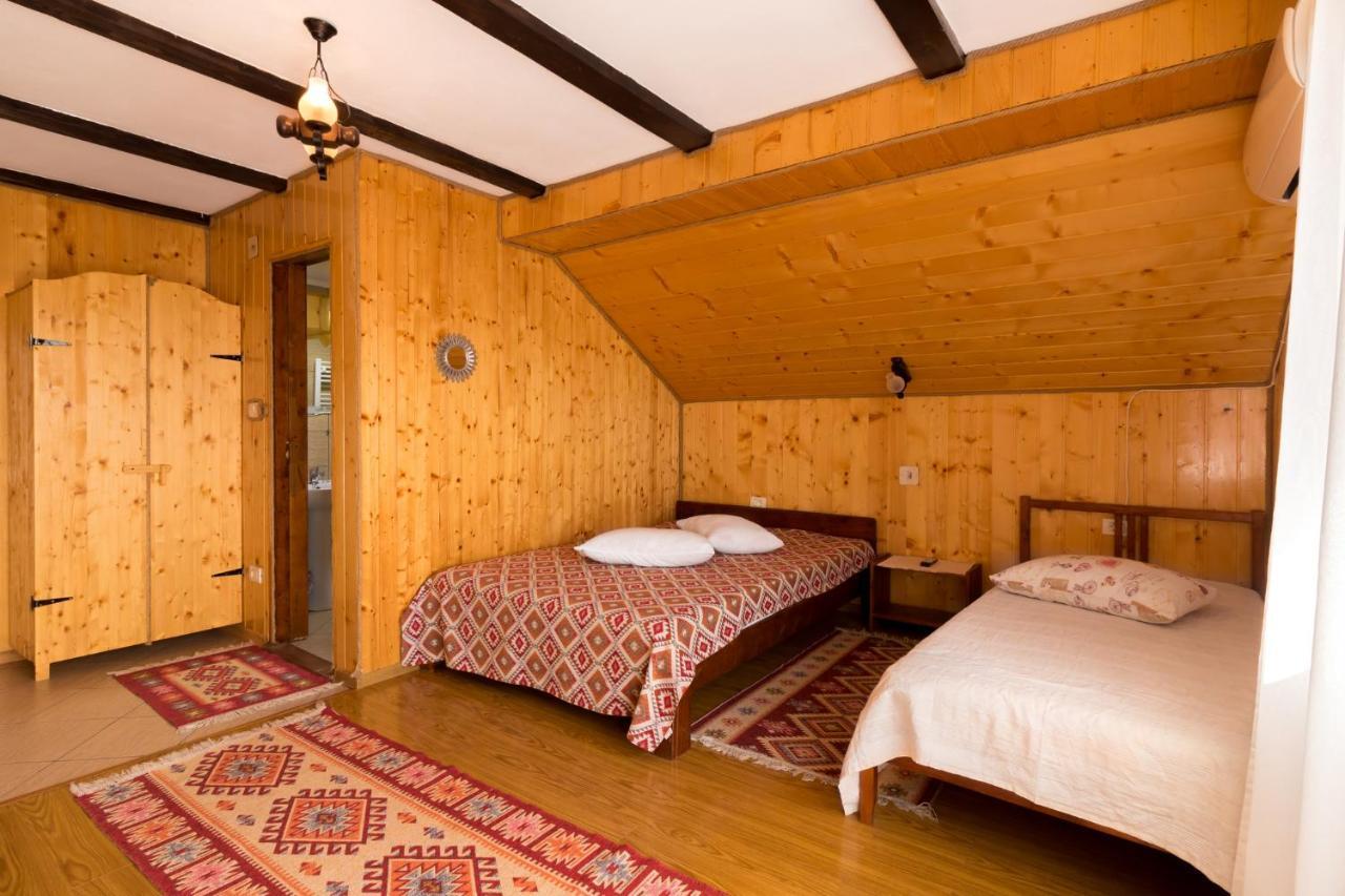 Hotel Pensiunea La Maria Lu' Sandoiu à Poenari Extérieur photo