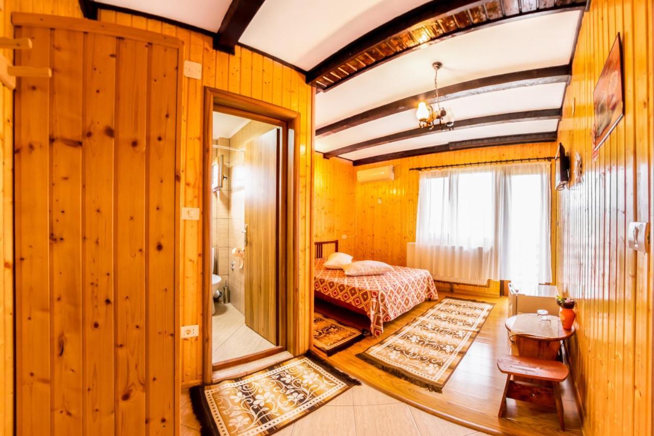 Hotel Pensiunea La Maria Lu' Sandoiu à Poenari Extérieur photo