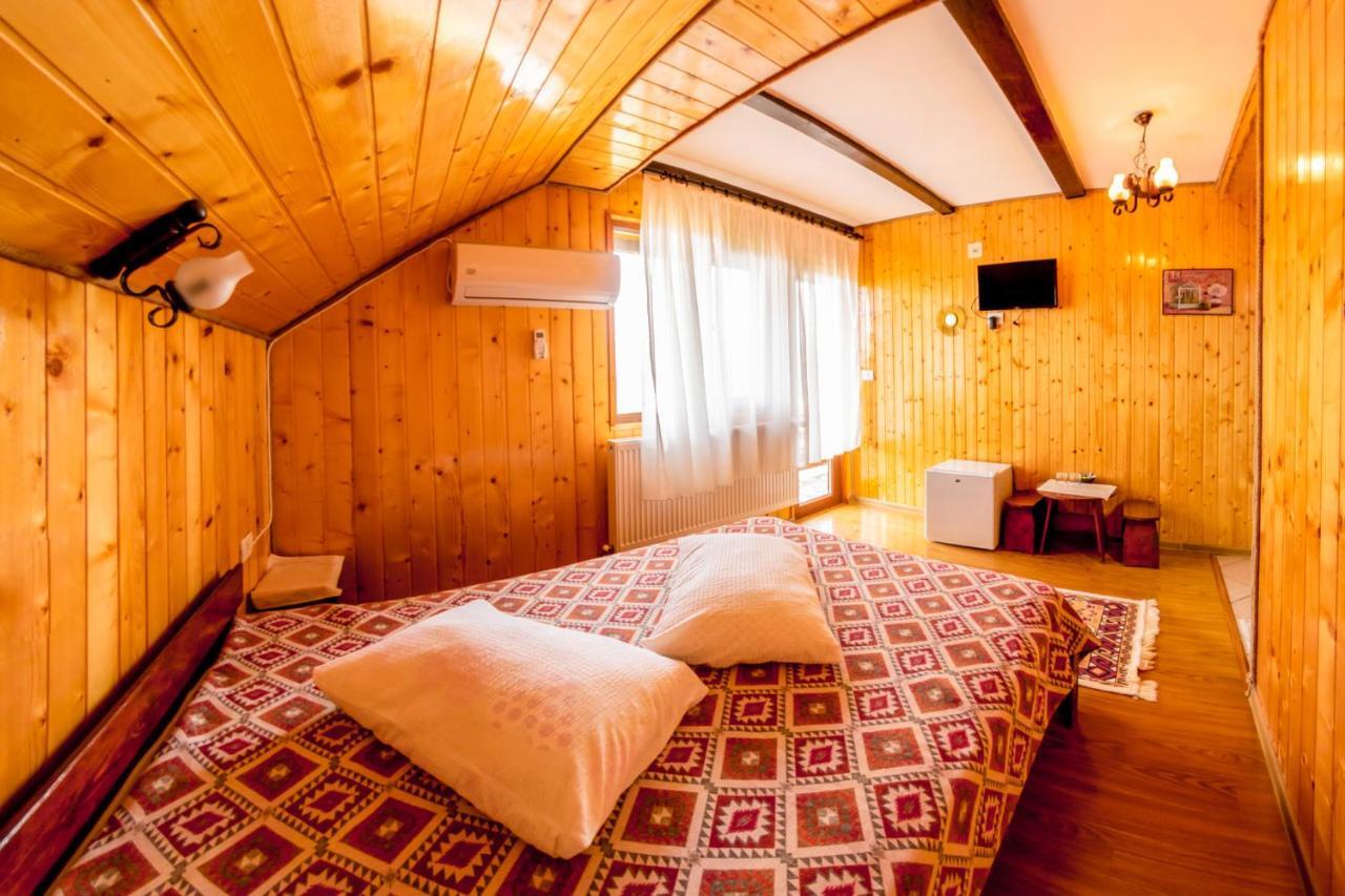 Hotel Pensiunea La Maria Lu' Sandoiu à Poenari Extérieur photo